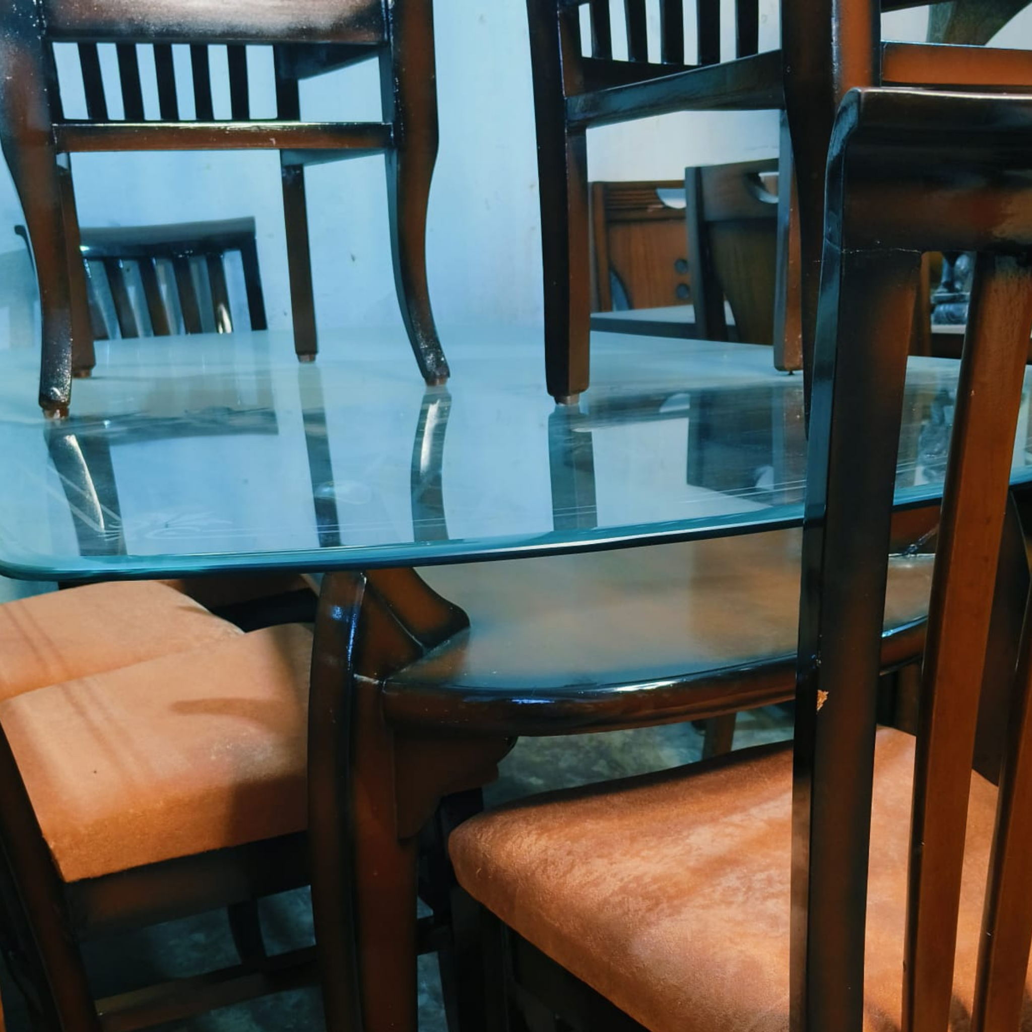 Table is slightly bigger than normal 6 seater dining table - Image 3