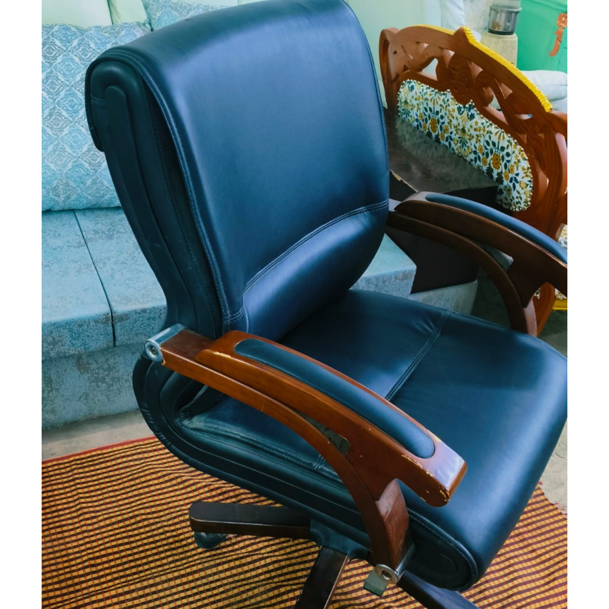 Premium segment chair with heavy wooden strong base - Image 3